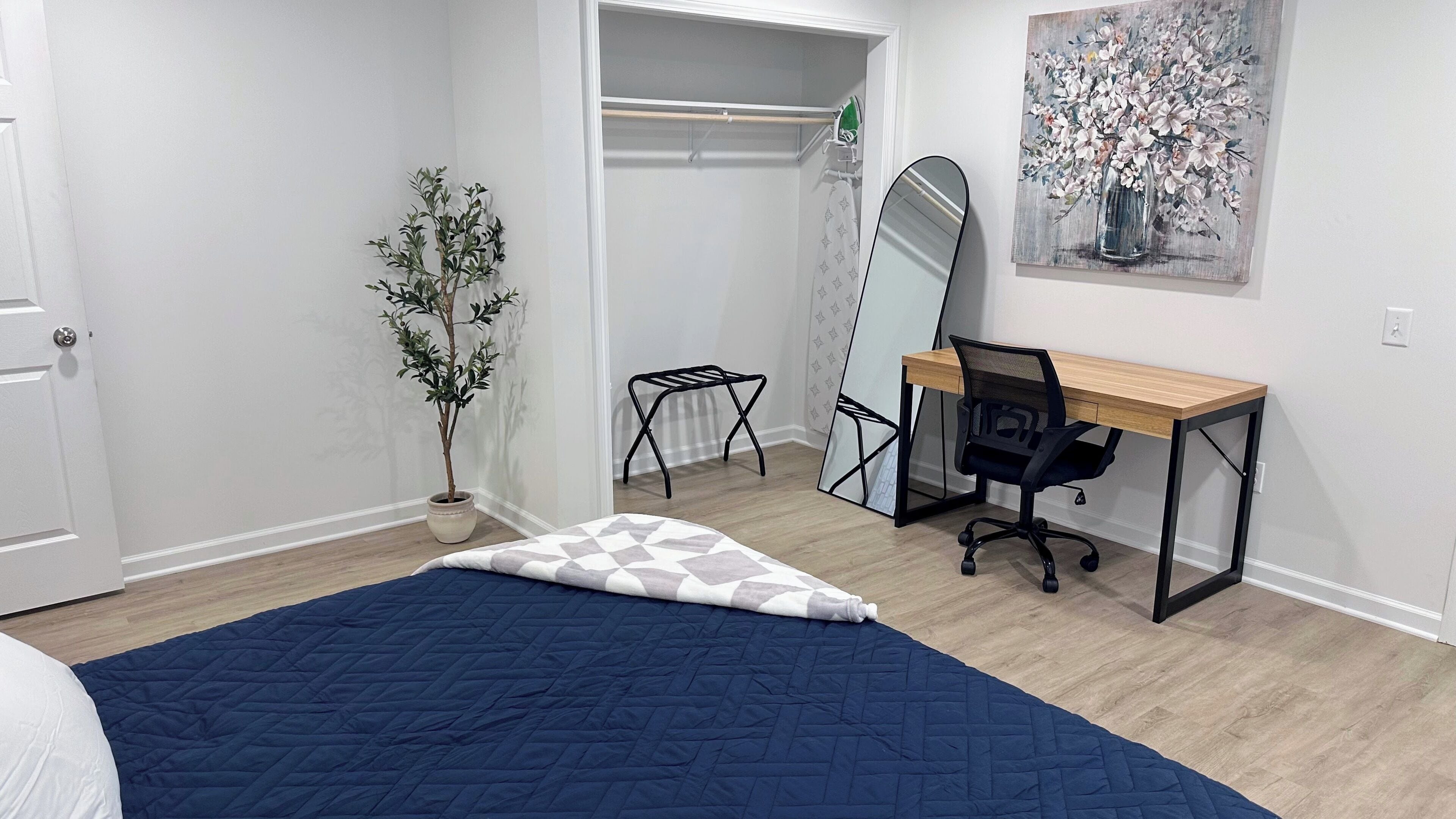 2 bedrooms, desk, iron/ironing board, WiFi