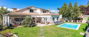A two-story house with a swimming pool, outdoor seating, and a garden. - Villa Arizona - Six Bedroom Villa, Sleeps 15 (Olèrdola)