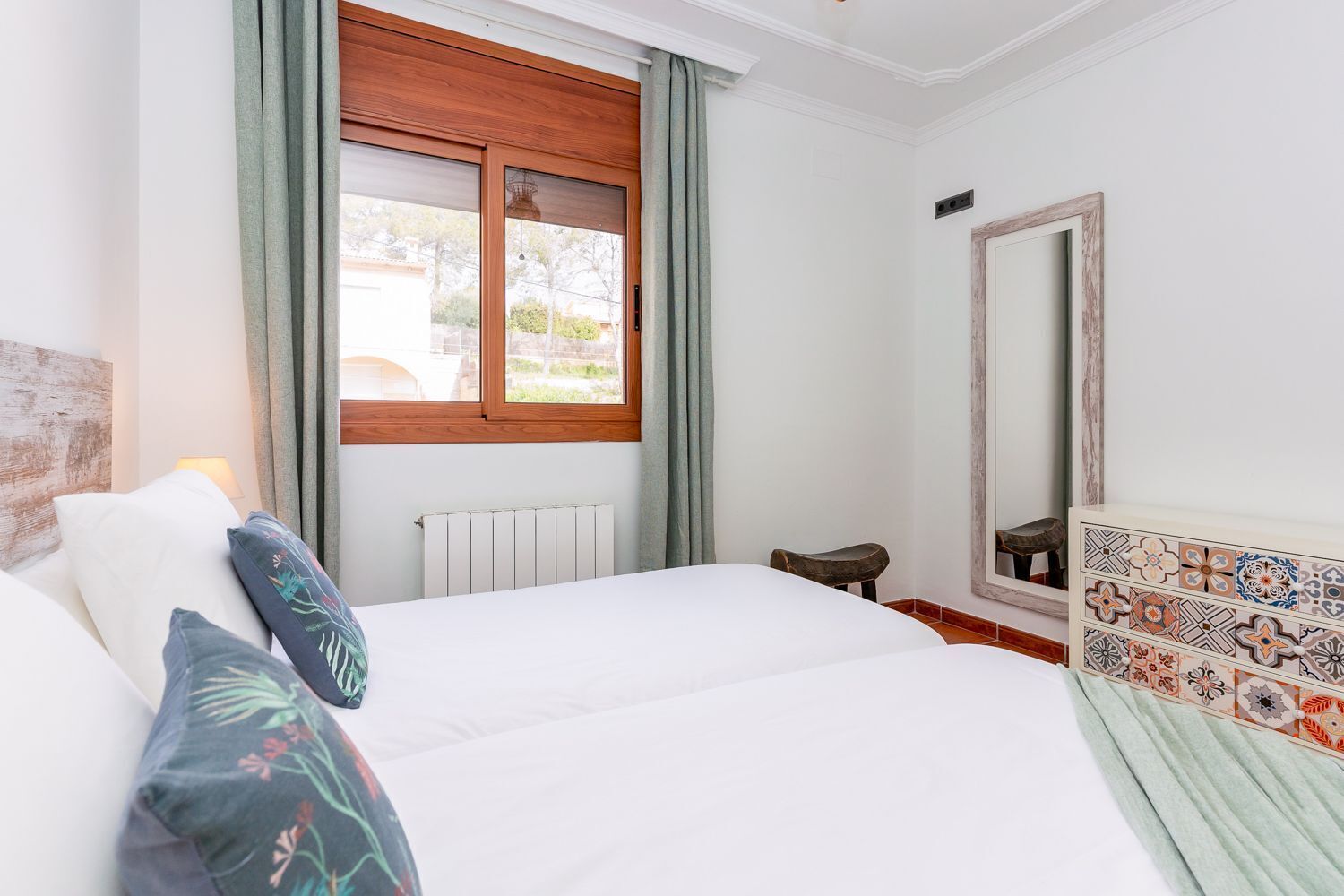 4 bedrooms, iron/ironing board, internet, bed sheets