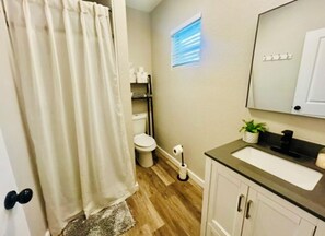 Shower, hair dryer, towels, soap - Stylish Downtown Cottage near Alamodome, Hemisphere & Riverwalk (San Antonio)
