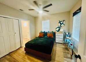 Iron/ironing board, WiFi, bed sheets - Stylish Downtown Cottage near Alamodome, Hemisphere & Riverwalk (San Antonio)