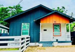 Exterior - Stylish Downtown Cottage near Alamodome, Hemisphere & Riverwalk (San Antonio)