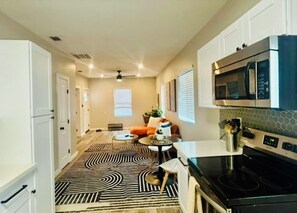 Private kitchen - Stylish Downtown Cottage near Alamodome, Hemisphere & Riverwalk (San Antonio)