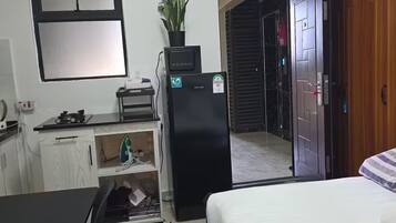 Iron/ironing board, WiFi, bed sheets