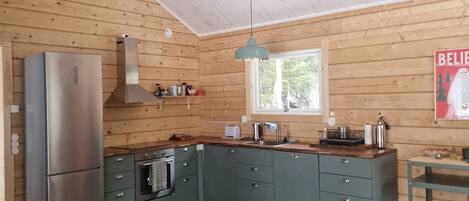 Chalet rustique classique, 2 chambres, vue sur la montagne | Cuisine privée | Réfrigérateur grande capacité avec congélateur, four à micro-ondes