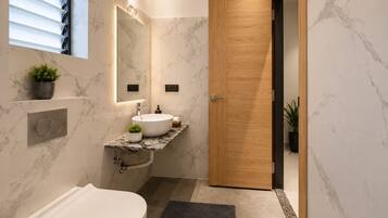 Apartamento luxo, 2 quartos, 2 banheiros | Banheiro | Chuveiro, chuveiro com efeito de chuva, produtos de toalete grátis