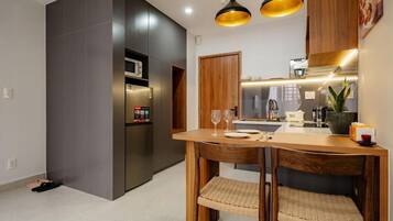 Junior Apartment, City View | Dapur peribadi | Peti sejuk, ketuhar gelombang mikro, dapur