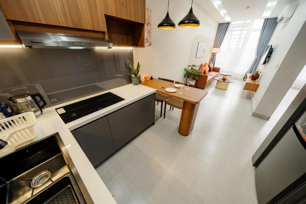 Junior appartement, uitzicht op de stad | Privékeuken | Een koelkast, een microgolfoven, een kookplaat