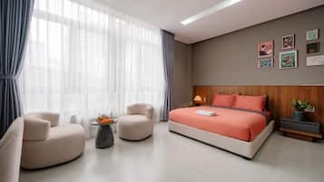 Escritorio, cortinas blackout y tabla de planchar con plancha