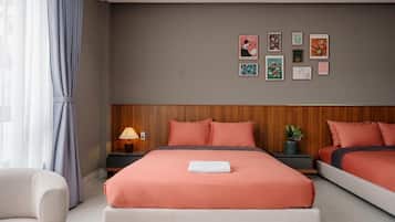Phòng Deluxe, quang cảnh thành phố | Bàn, màn/rèm cản sáng, bàn ủi/dụng cụ ủi quần áo
