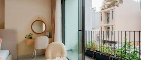 Deluxe Studio, Balcony, City View | Interior