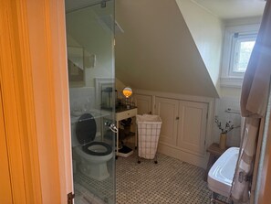 Douche, sèche-cheveux, serviettes fournies, savon