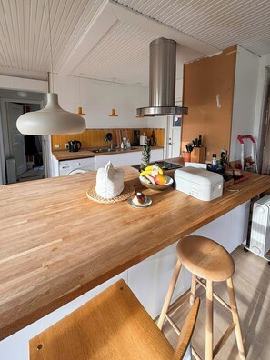 Microwave, oven, dishwasher, coffee/tea maker - Authentic 1970s house with garden in Smidstrup (Gilleleje)