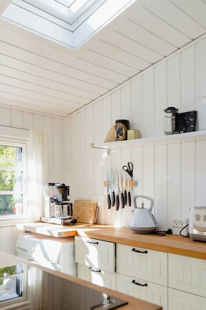 Oven, dishwasher, coffee/tea maker - Cottage life in intimate wooden cabin (Dronningmølle)