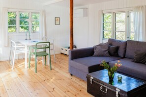 TV, fireplace - Cottage life in intimate wooden cabin (Dronningmølle)
