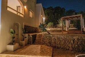 Property grounds - Ibiza-style villa in Jávea near beach with pool (Jávea)