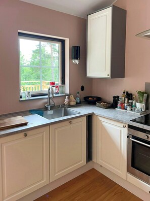 Microwave, oven, dishwasher, coffee/tea maker - Archipelago house with terrace on scenic hill ( Åkersberga)