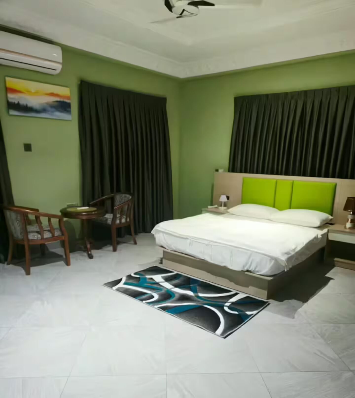Iron/ironing board, WiFi, bed sheets