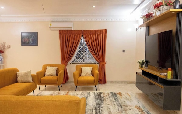 Living area - Modern 3BR Luxury Diamond Hills Residency (Kumasi)