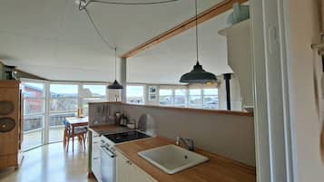 Coffee/tea maker, oven