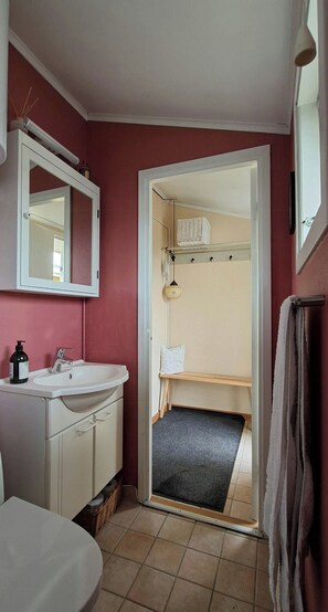 Shower - Cozy yellow holiday home with sea view (Slagelse)