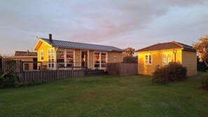 Exterior - Cozy yellow holiday home with sea view (Slagelse)