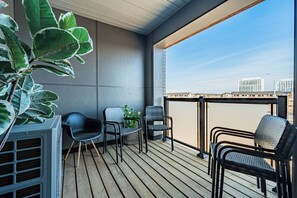 Terrace/patio - Modern Comfort Escape-Steps from Go Station (Brampton)