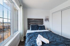 Iron/ironing board, WiFi, bed sheets - Modern Comfort Escape-Steps from Go Station (Brampton)
