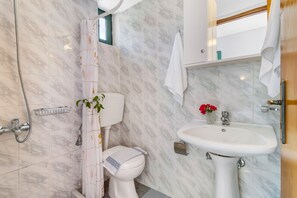 Shower, hair dryer, towels - Studio 'Nikoleta 1' with Sea View, Wi-Fi and Air Conditioning (Nikiana)