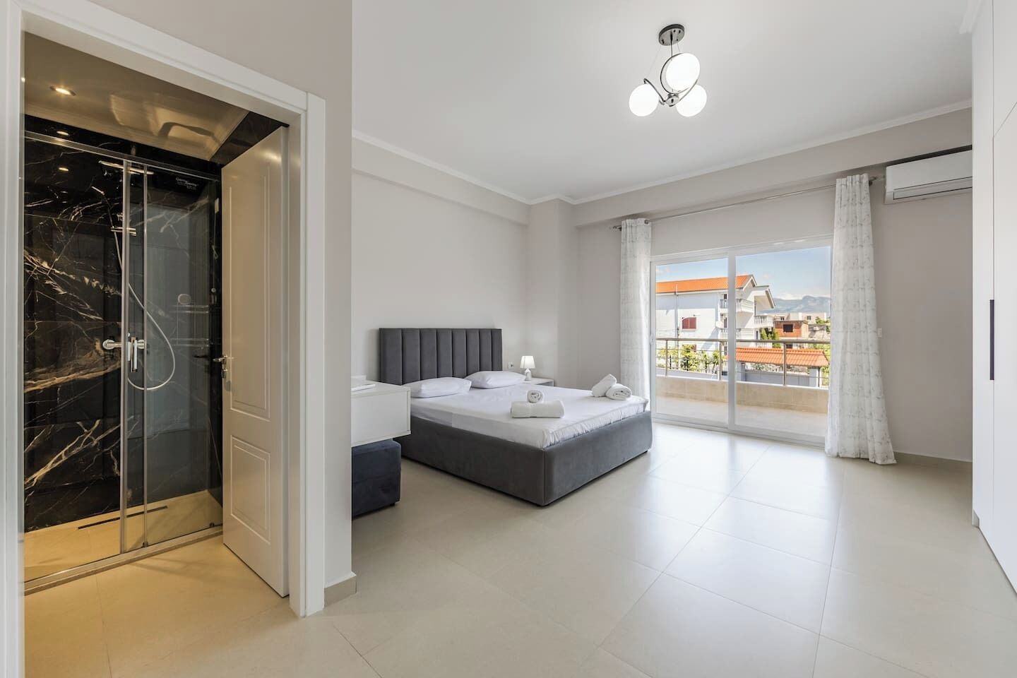 Tabla de planchar con plancha, wifi, ropa de cama