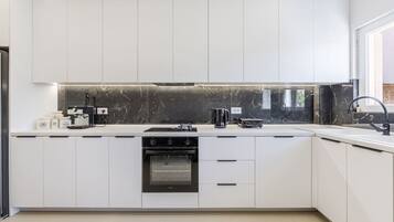 Réfrigérateur, four, plaque de cuisson, cafetière/bouilloire