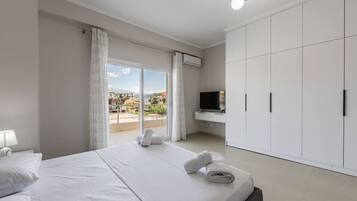 Tabla de planchar con plancha, wifi y ropa de cama