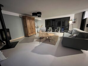 TV, fireplace, ping pong - Gîte Hirondelle – Peaceful Farmhouse Retreat Near Bretenoux (Bretenoux)