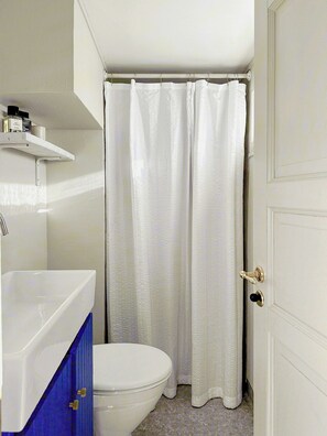 Shower - Artist's home with ocean view on Tjörn (Fagerfjäll)