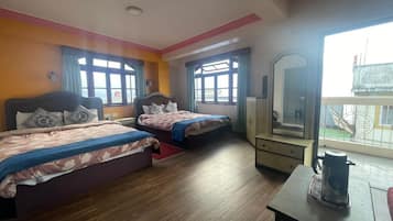 Deluxe Quadruple Room | Desk, free WiFi