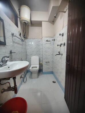 Deluxe Double Room, City View | Bathroom - Darjeeling palace (Darjeeling)