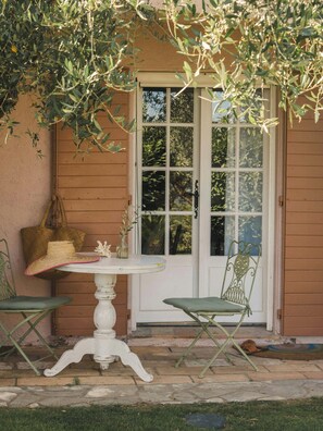 Outdoor dining - Exceptional apartment in Cannes' countryside (Spéracèdes)