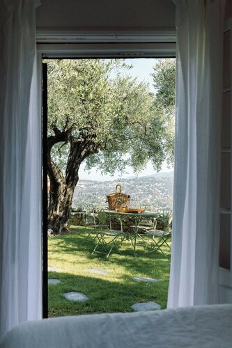 Exceptional apartment in Cannes' countryside