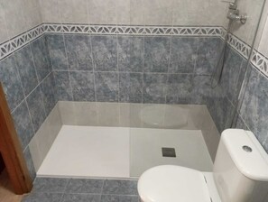 Dusj, hårføner, håndklær og såpe