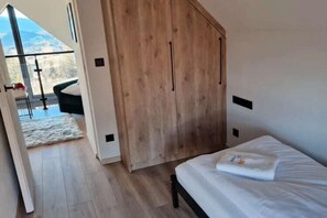 Cuna de viaje, wifi gratis, ropa de cama