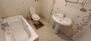 Secador de pelo, toallas, jabón y papel higiénico