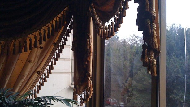 A room with a large window, curtains, and a potted plant. - Central 3BR Flat in Most Classy Spot in Mohandseen (Giza Governorate)