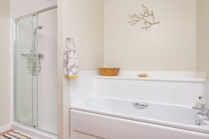 Shower, hair dryer, towels, soap - Make Memories in Ballater Royal Deeside for the family mins from Balmoral Castle (Ballater)
