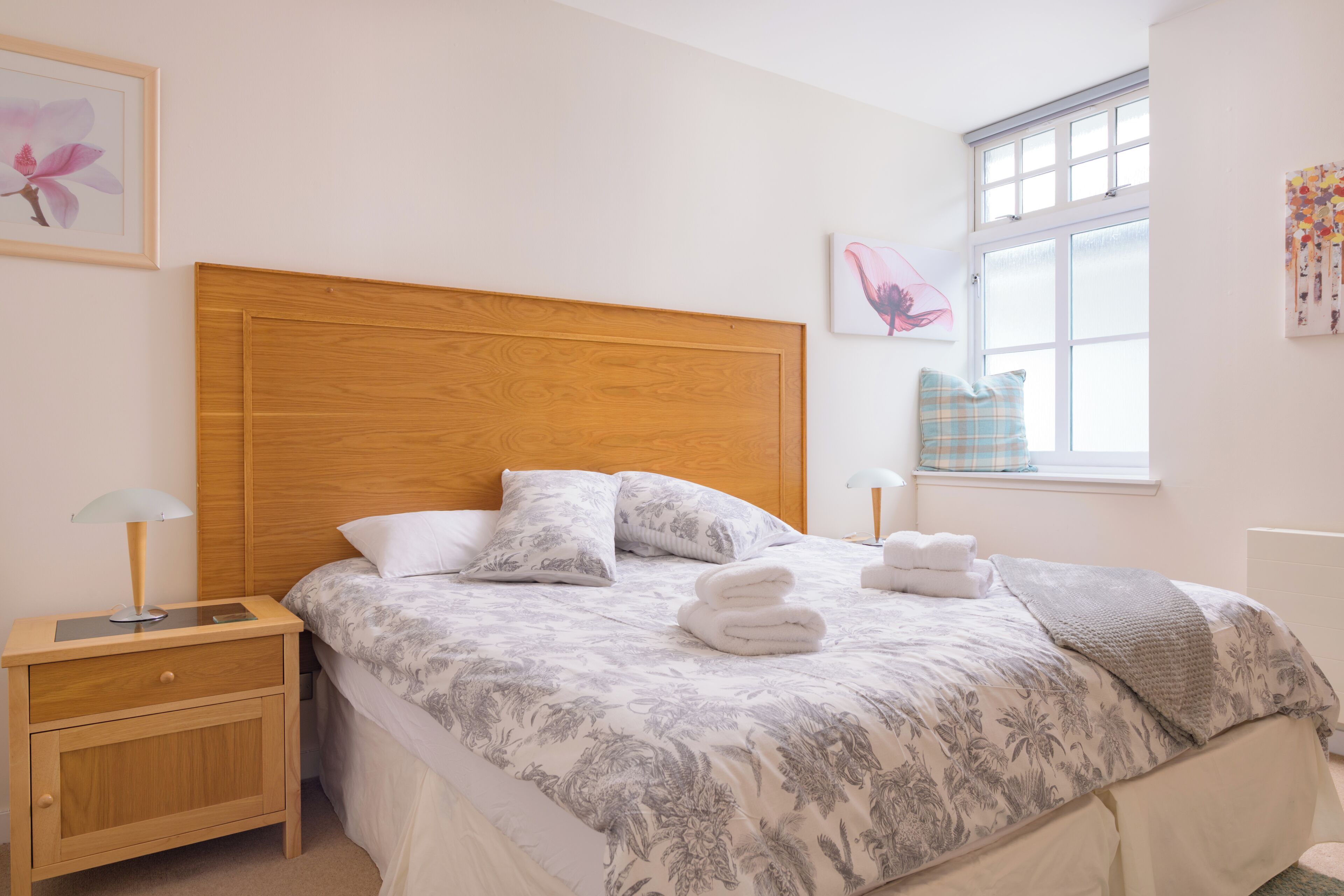 3 slaapkamers, een strijkplank/strijkijzer, gratis wifi, beddengoed