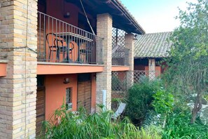 Outdoor dining - Tower mini suite in historic farmhouse steps from lake beach (Lazio)