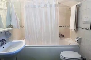Bathroom - Tower mini suite in historic farmhouse steps from lake beach (Lazio)