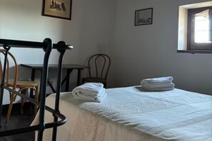 Room - Tower mini suite in historic farmhouse steps from lake beach (Lazio)