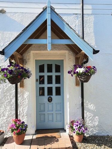  The Groomsport 'Bothy'  is a charming unique terraced cottage built 1840