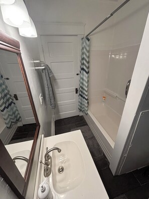 Haartrockner, Handtücher, Seife, Toilettenpapier