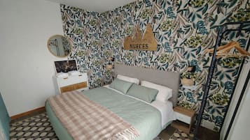 4 slaapkamers, een strijkplank/strijkijzer, reisbedje, gratis wifi